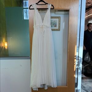 Elegant White Sleeveless Dress